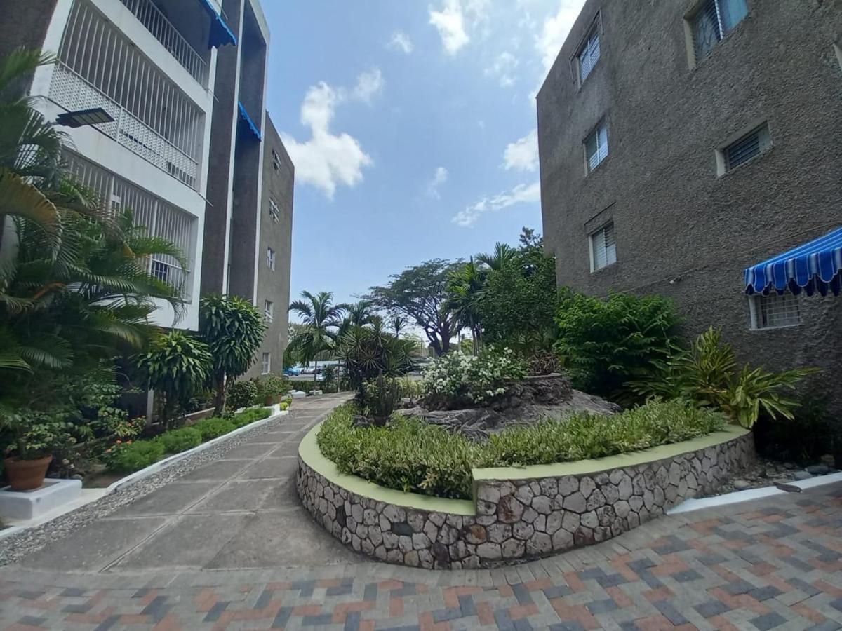 Crystoural Apartment Liguanea Sovereign Apt - 2 Bedrooms, 3 Beds, Host 4 Guest- Kingston! Esterno foto